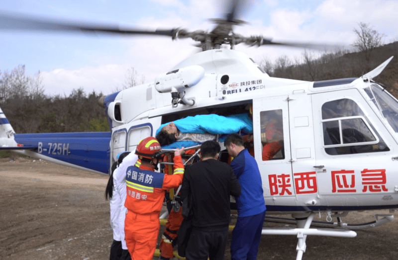 西安一大学生登山途中不慎坠崖 当地出动直升机救援