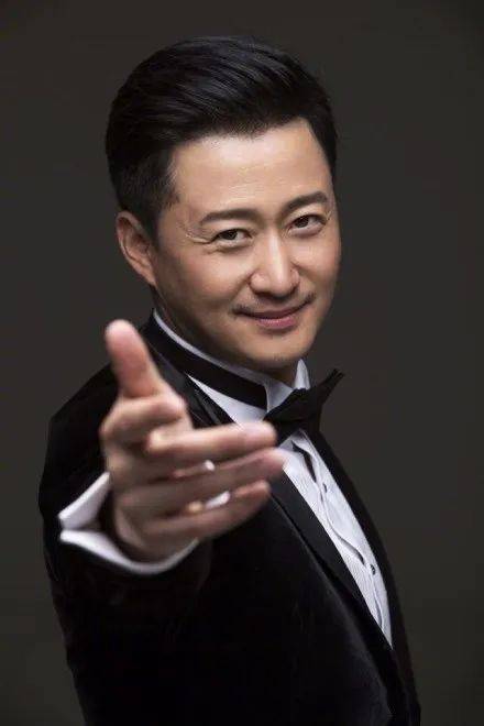 吴京晒妻子谢楠登珠峰的照片，网友：圆满了珠峰求婚的梦