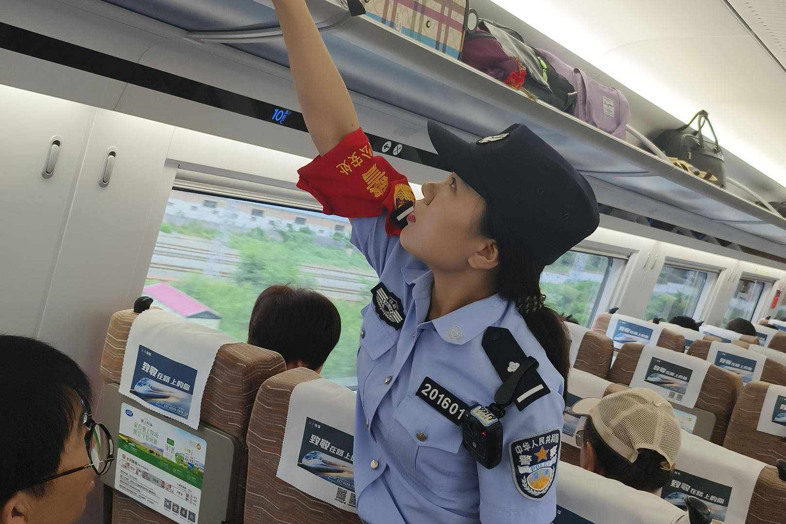 当事女乘客回应“穿吊带乘高铁收到提示卡片”：没冒犯，未评判穿着，安全感满满