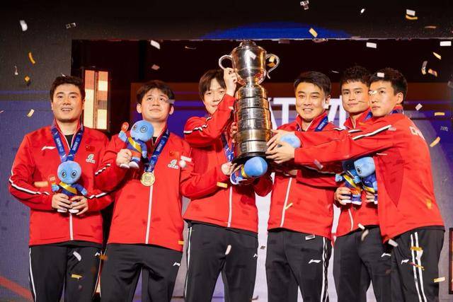 有一种逆转叫梁靖崑！中国男乒实现史无前例的12连冠，王楚钦生日捧杯