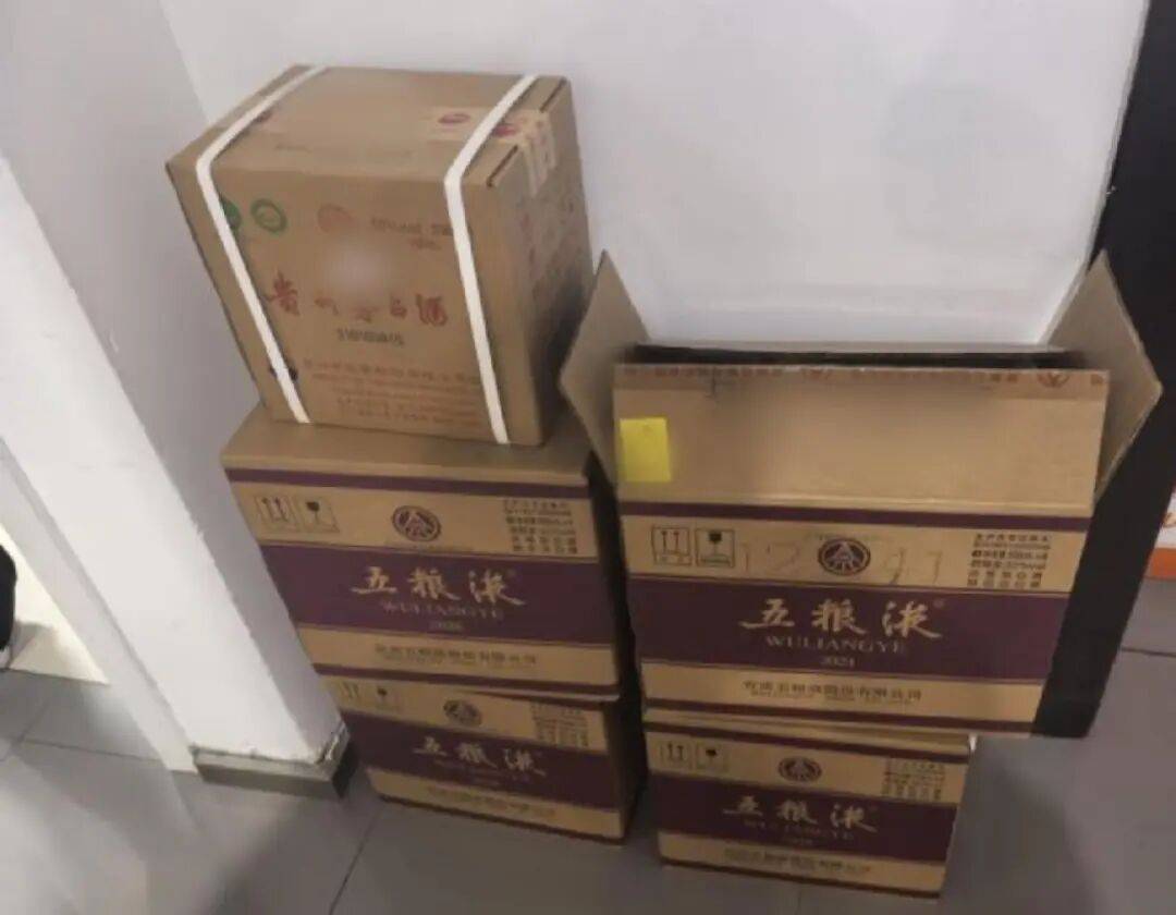 上海女子线上购买3万余元高档酒水，店长感觉不对劲，立即报警